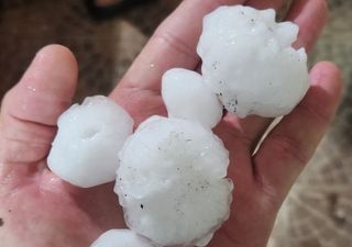 Schockierendes Hagelunwetter! Hagelkörner mit einem Durchmesser von 5 cm! 