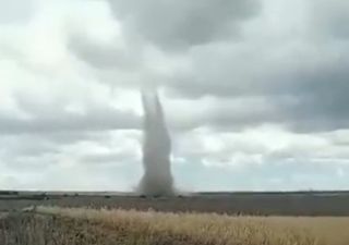 Impactante tornado no supercelular sorprende en un campo de San Luis: ¡los videos!