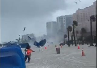 Incrível tromba d'água avança por uma praia da Flórida e deixa 2 feridos: os vídeos