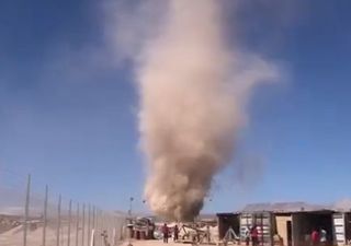 ¡Impactante video! Gigantesco diablo de polvo sorprende en el desierto de Atacama, Chile