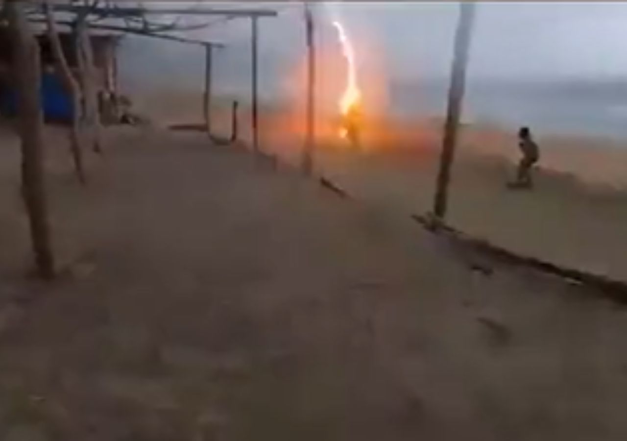 Un rayo cae sobre una playa de México y mata a dos personas