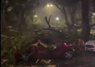Vídeos de la brutal tormenta sobre Buenos Aires: el viento arrastra un avión y derriba un escenario en pleno festival