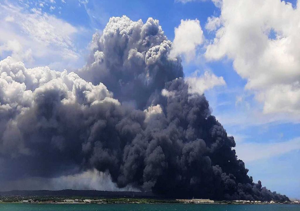Columna de humo en la zona industrial de Matanzas.