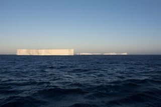 Impacto de un iceberg supergigante en la superficie del océano circundante de la Antártida