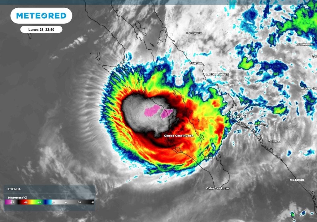 La imagen satelital, muestra la nubosidad convectiva asociada a la circulación de Polo como huracán categoría 3. La imagen satelital, muestra la nubosidad convectiva asociada a la circulación de Polo como huracán categoría 3.