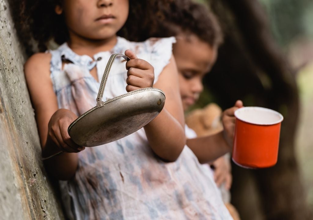 Niño y niña esperando por comida