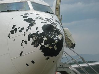 Impactos de granizo en un avión comercial