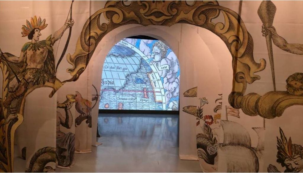 A visita começa após atravessar o portal formado por cortinas ilustradas. Crédito: Cecília Carrilho/Arquivo pessoal.