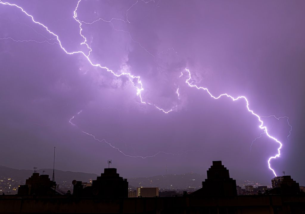 tormentas eléctricas sobre una ciudad en una tarde o noche de lluvia