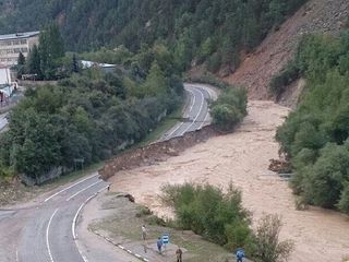 Impresionante alud de lodo provoca el cierre de caminos y diversos daños en Rusia