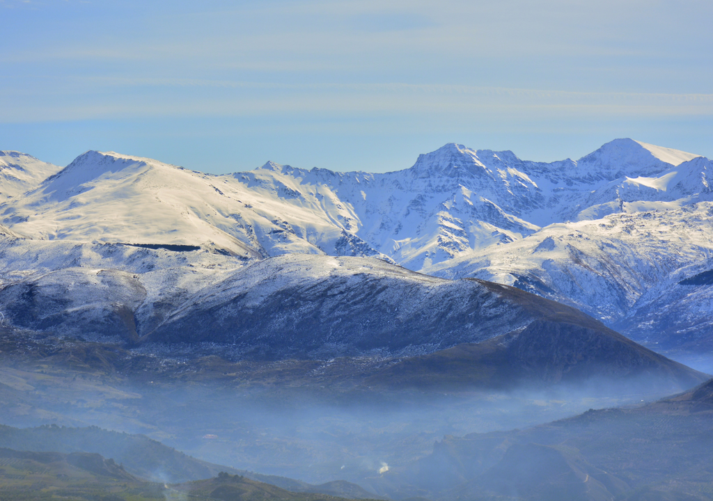 Un glaciar es una masa de hielo de gran tamaño que se forma por acumulación de nieve compactada y fluye lentamente por la gravedad en zonas montañosas. Un glaciar es una masa de hielo de gran tamaño que se forma por acumulación de nieve compactada y fluye lentamente por la gravedad en zonas montañosas.