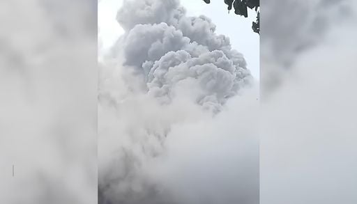 Impresionante erupci&oacute;n del volc&aacute;n Kanlaon en Filipinas: una enorme columna de ceniza cubre el cielo de la isla de Negros
