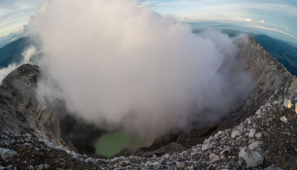 Cráter principal del volcán Kanlaon, en la Isla de Negros, Filipinas.