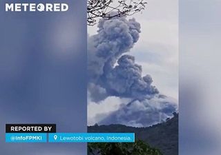 Impresionante erupción del volcán Lewotobi en Indonesia: flujo de lava incandescente se desliza 3.5 kilometros