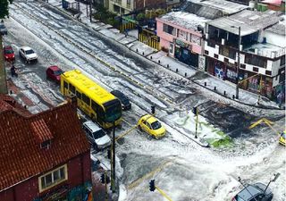 Impresionante granizada pinta de blanco calles en Bogotá, Colombia