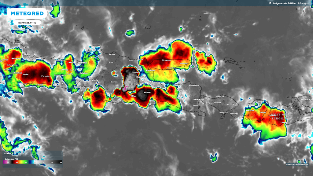 Gran actividad convectiva se dejó observar en las imágenes satelitales sobre el archipiélago indonesio.