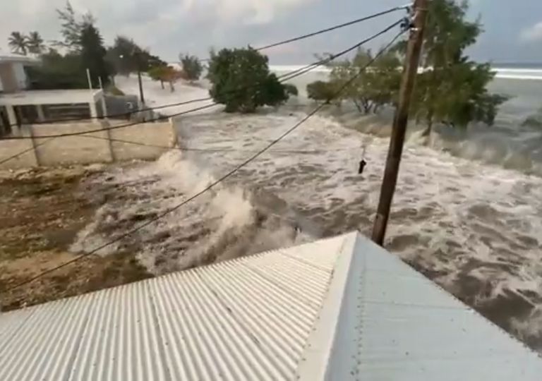 Tonga, esplode il vulcano: i video dell'onda d'urto e dello tsunami Tonga, esplode il vulcano: i video dell'onda d'urto e dello tsunami