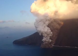 Impressionante flusso piroclastico a Stromboli, allerta rossa per l'attività del vulcano: i video e la situazione