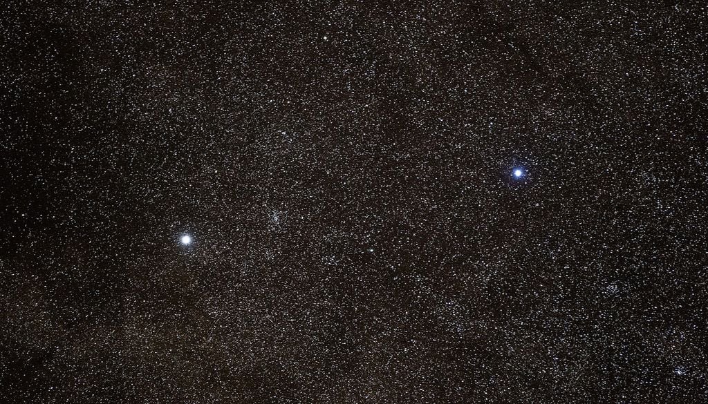 Das Sternsystem Alpha Centauri, mit den Hauptsternen Alpha Centauri A und Alpha Centauri B, vom Paranal aus betrachtet. Das Sternsystem Alpha Centauri, mit den Hauptsternen Alpha Centauri A und Alpha Centauri B, vom Paranal aus betrachtet. Bild: John Colosimo/ESO