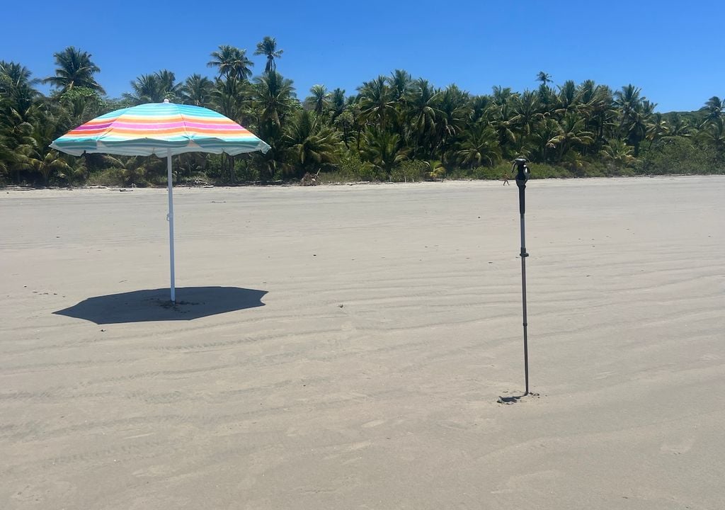 Playa Hermosa di Santa Teresa, Costa Rica, lat.9°40' nord. il 6 aprile il sole al mezzogiorno vero era alto 87°, l'ombra del bastone di 120 cm è soli 6 cml, quella dell'ombrellone si proietta praticamente solo sotto di esso, quasi senza inclinazione. Foto Luca Lombroso.