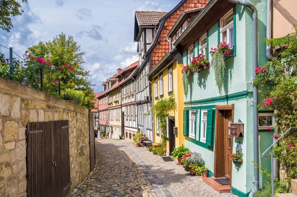 Quedlinburg 3 Die DDR wollte die Abrissbirne schwingen. Heute sind Gassen wie diese restauriert. Foto: Adobe Stock