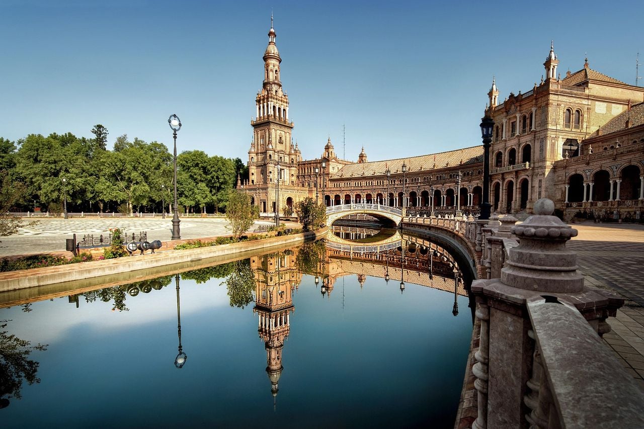 Die Hauptstadt Andalusiens ist nicht nur bildschön, sie macht auch glücklich. Foto: Alpcem/Pixabay