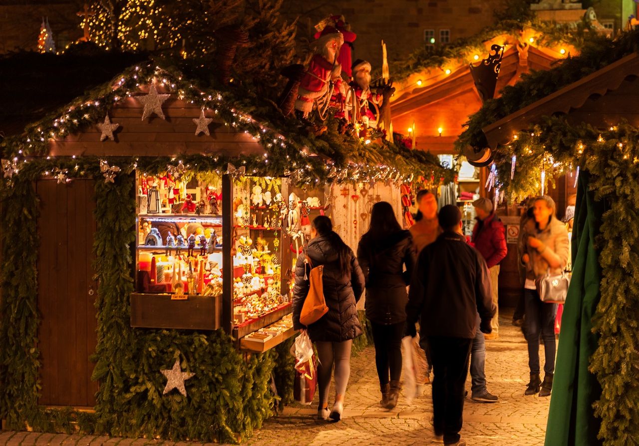 In Deutschland gibt es viele Weihnachtsmärkte, die die Besucher anlocken (Foto: Adobe Stock)