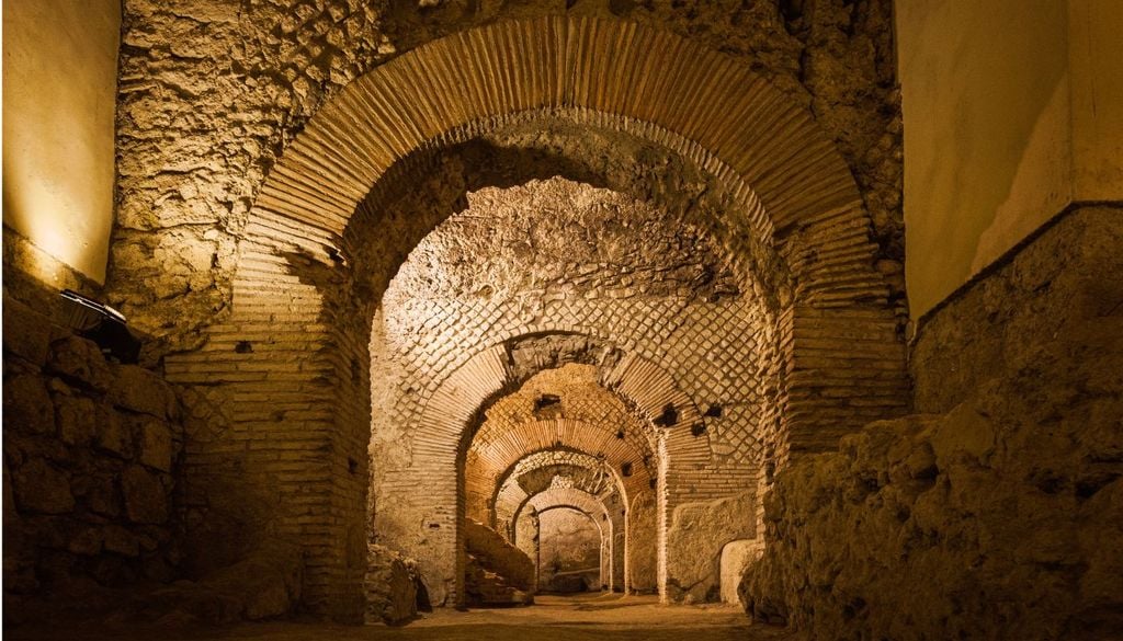 Napoli sotterranea Una parte della Napoli greco-romana al di sotto della chiesa di San Lorenzo Maggiore