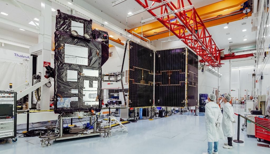 Sentinel-3C è una parte integrante di Copernicus, il programma di monitoraggio ambientale più avanzato al mondo. Questo programma è gestito dalla Commissione Europea, finanziato dall’UE e in parte dall’Agenzia Spaziale Europea (ESA). È gestito congiuntamente da ESA e EUMETSAT. Con una massa al lancio di circa 1.140 kg, Sentinel-3C opererà in un’orbita terrestre ad un’altitudine di 814 km, con una durata operativa prevista di 7,5 anni. Si unirà in orbita al satellite Sentinel-3B e continuerà nella missione di fornire immagini essenziali per comprendere le correnti oceaniche, i fenomeni climatici e la salute degli ecosistemi. Credits: Thales Alenia Space A.Pichon