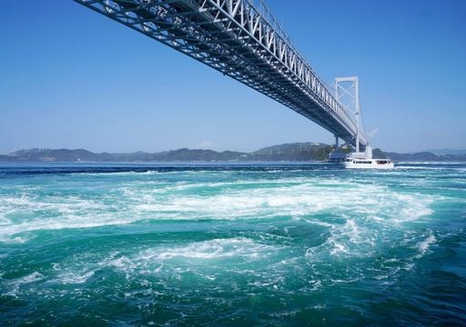 In questo Stretto del Giappone ogni giorno al cambio di corrente si formano i vortici marini più grandi della Terra