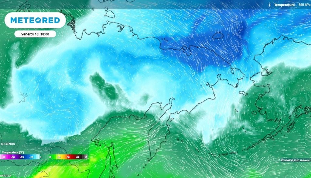 Gelo, Siberia. Nei giorni scorsi la discesa di un primo blocco di aria fredda, di origine polare, sull’ovest della Repubblica di Jacuzia, ha portato le prime vere nevicate di stagione sul comparto siberiano.