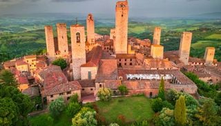 In Toscana c'&egrave; una citt&agrave; medievale che sembra una Manhattan di pietra: perch&eacute; ha cos&igrave; tante torri?