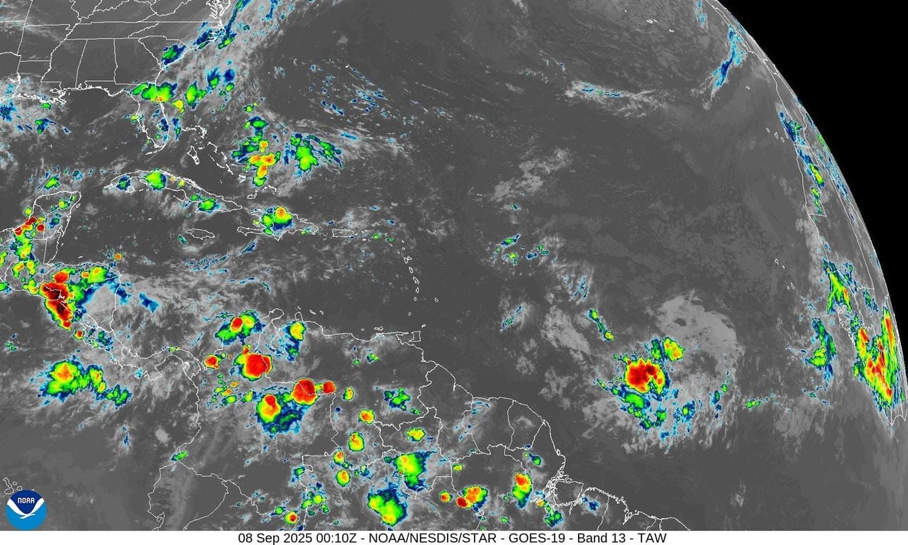 Imagen infrarroja realzada del 8 de septiembre de 2025 sin ninguna zona vigilada por el NHC. NOAA