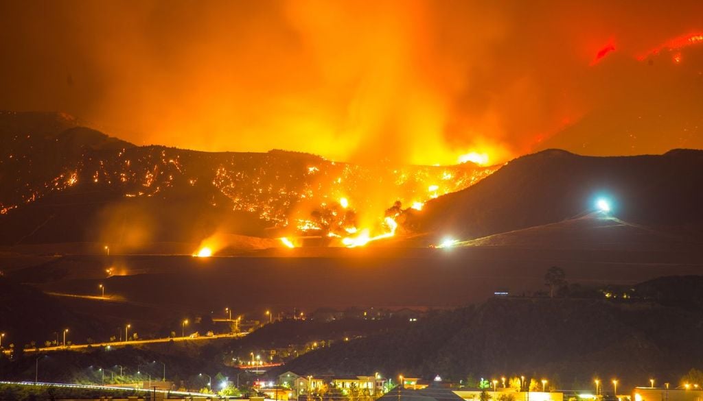 Le colline attorno a Los Angeles divorate dal fuoco