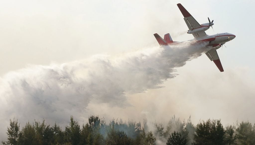 C'est la première fois que des bombardiers à eau sont utilisés en Ile-de-France témoignant de l'intensité de cet incendie.