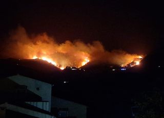 Incendies dans le sud-est : des dizaines d’hectares ravagés, d’importants moyens déployés