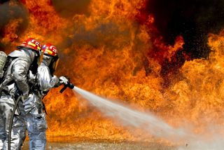 Incendies en Californie : les vents violents attisent les flammes