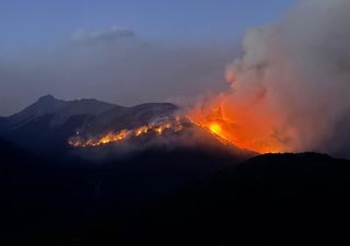 Incendio forestal en el Cajón del Azul: turistas evacuados y fuego cerca de distribuidora de gas en El Bolsón