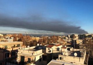 Incendio in un impianto di rifiuti a Roma, fumo nero sulla città