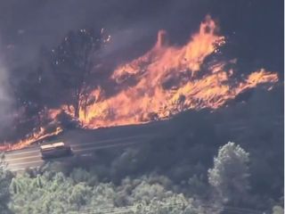 Impresionante incendio se propaga con increíble rapidez en California