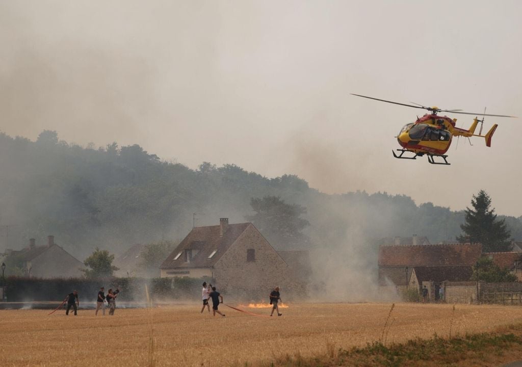 bosque Los helicópteros bombarderos de agua permitieron atacar focos de difícil acceso y reforzar desde el aire el trabajo de los equipos desplegados dentro del bosque. Imagen gentileza: Le Parisien | 77 @leparisien_77