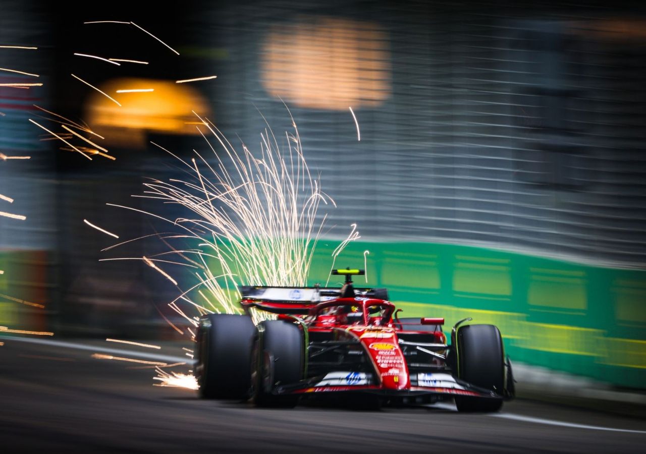 Carlos Sainz en la temporada 2024 compitiendo para Ferrari. Crédito: @ScuderiaFerrari en X.