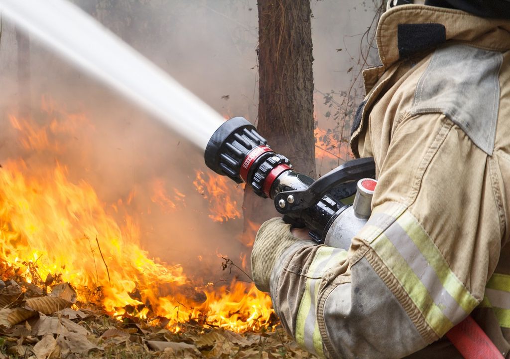 Bombero combatiendo incendio forestal