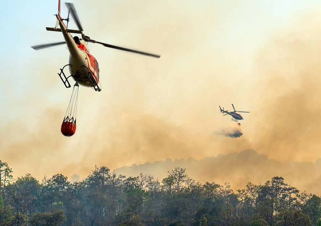 helicópteros combatiendo incendio forestal