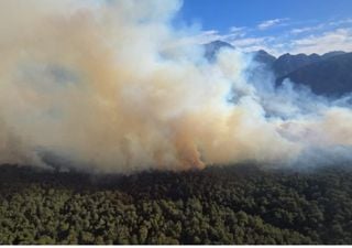 Incendios forestales en el Parque Nacional Nahuel Huapi con humo en el cielo de Bariloche 