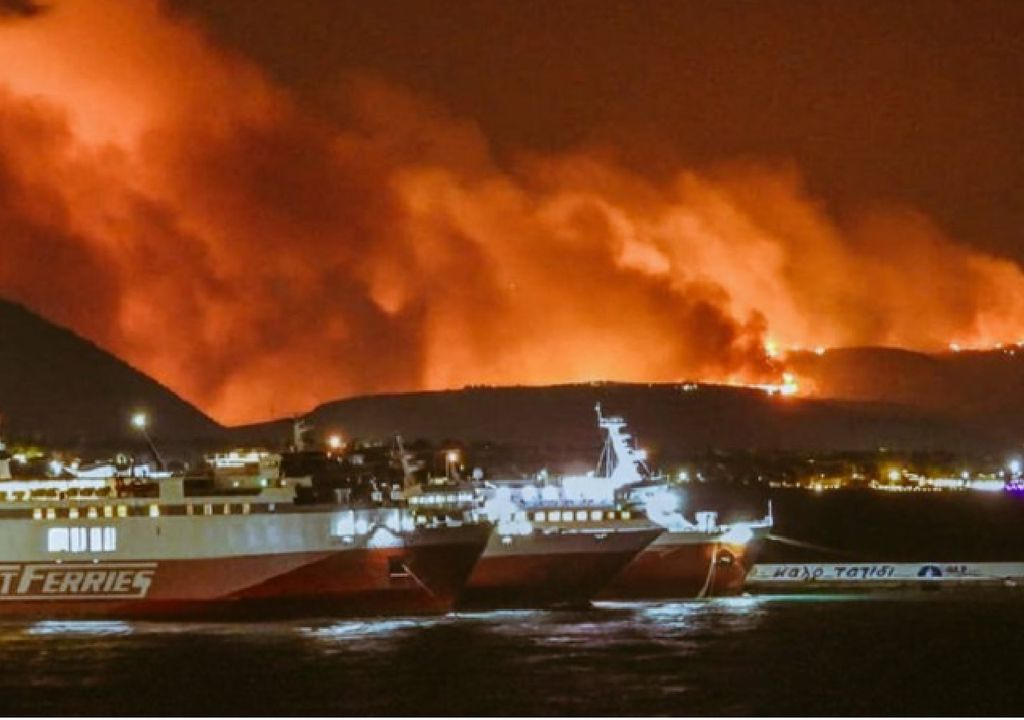 Incendios forestales en los suburbios de Atenas, Grecia Incendios forestales en los suburbios de Atenas, Grecia