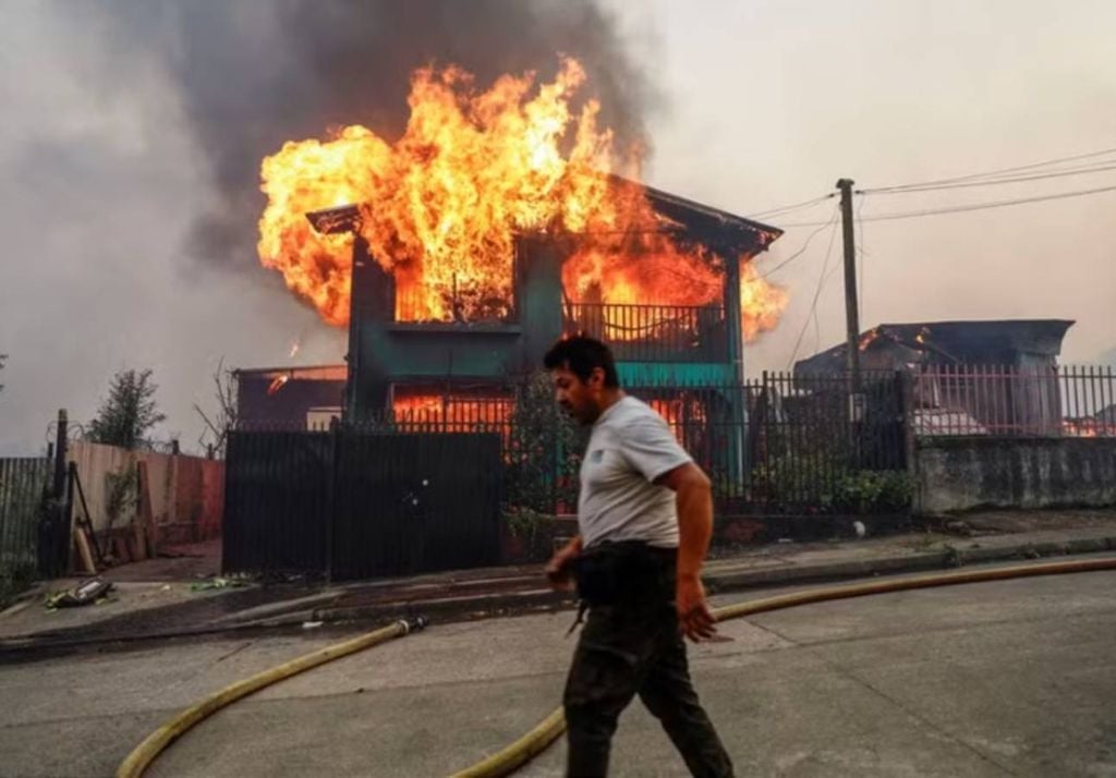 Casa em chamas na região de Biobío, no Chile. Crédito: REUTERS/Juan Gonzalez.
