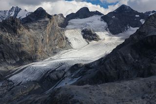 Il ritiro di un ghiacciaio nel Parco dello Stelvio svela le incisioni rupestri più alte d’Europa