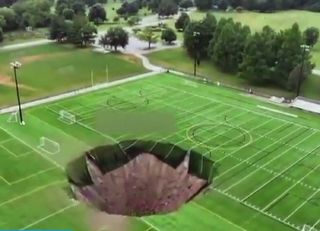 Um vídeo incrível capta o momento em que um campo de futebol é engolido por um buraco nos EUA