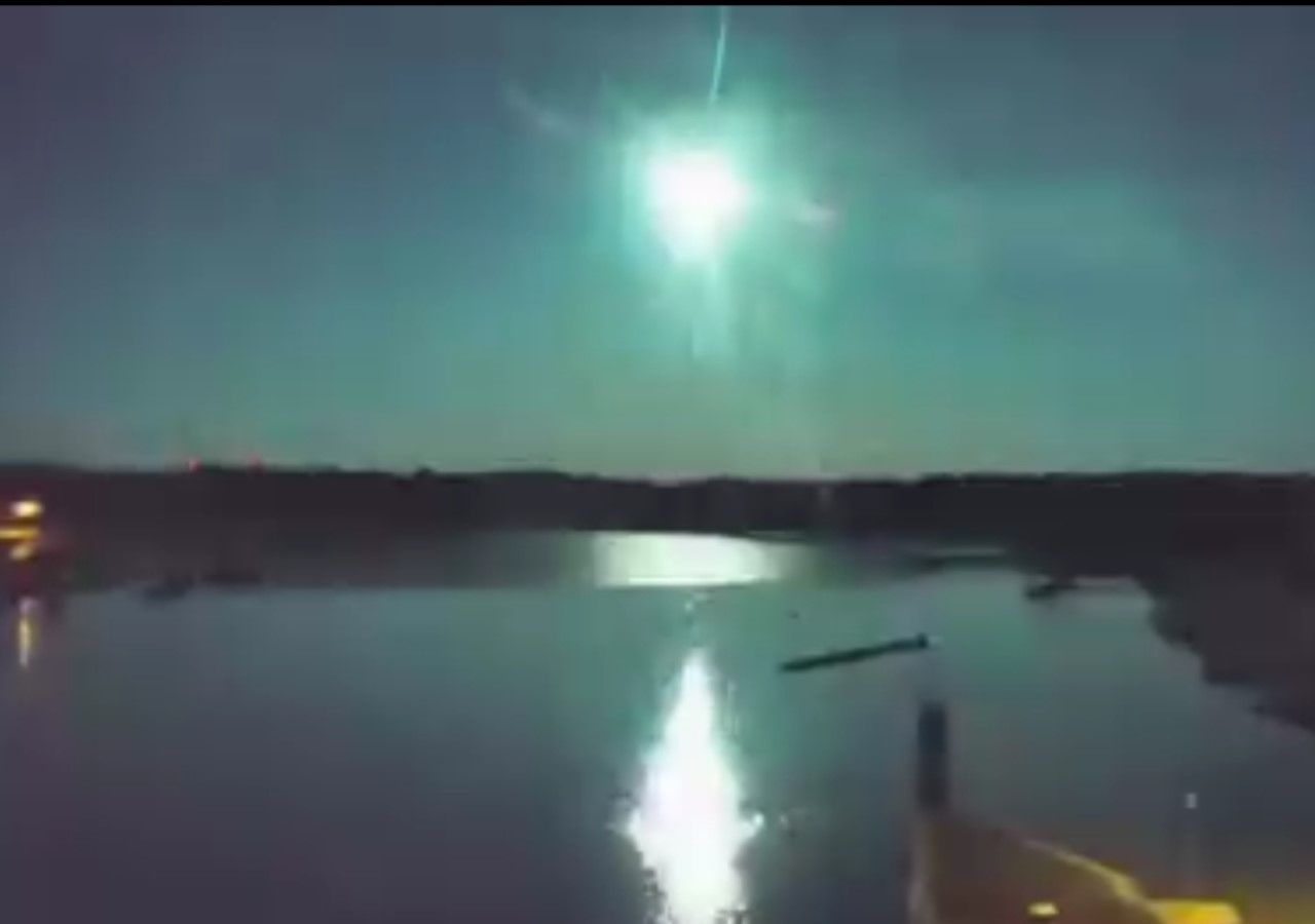 Incredible fireball meteor caught on camera above southern Britain